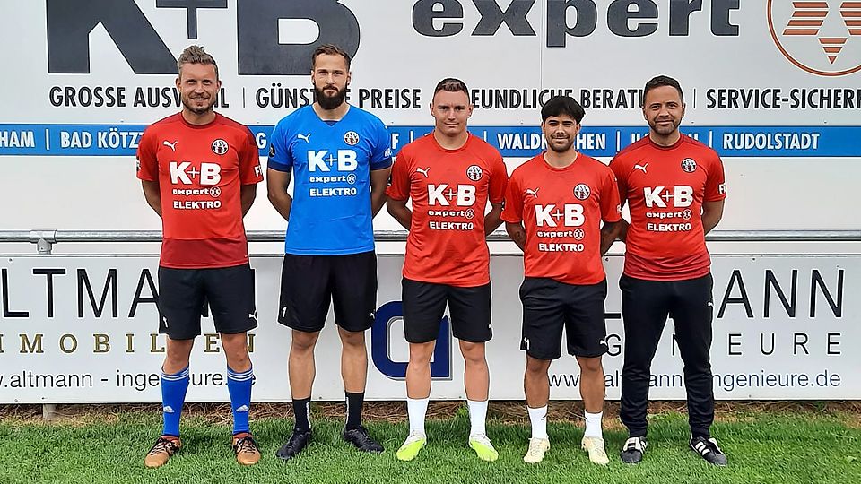 Von links: Sportlicher Leiter Michael Plänitz, Bastian Sittenauer, Thomas Stowasser, Cihangir Özlokman und ASV-Trainer Faruk Maloku.