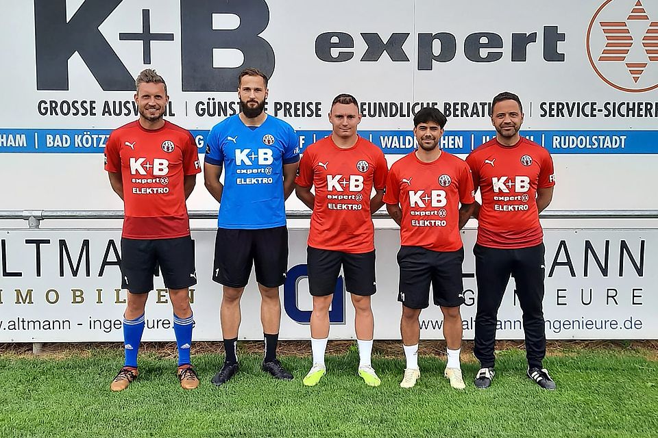 Von links: Sportlicher Leiter Michael Plänitz, Bastian Sittenauer, Thomas Stowasser, Cihangir Özlokman und ASV-Trainer Faruk Maloku.