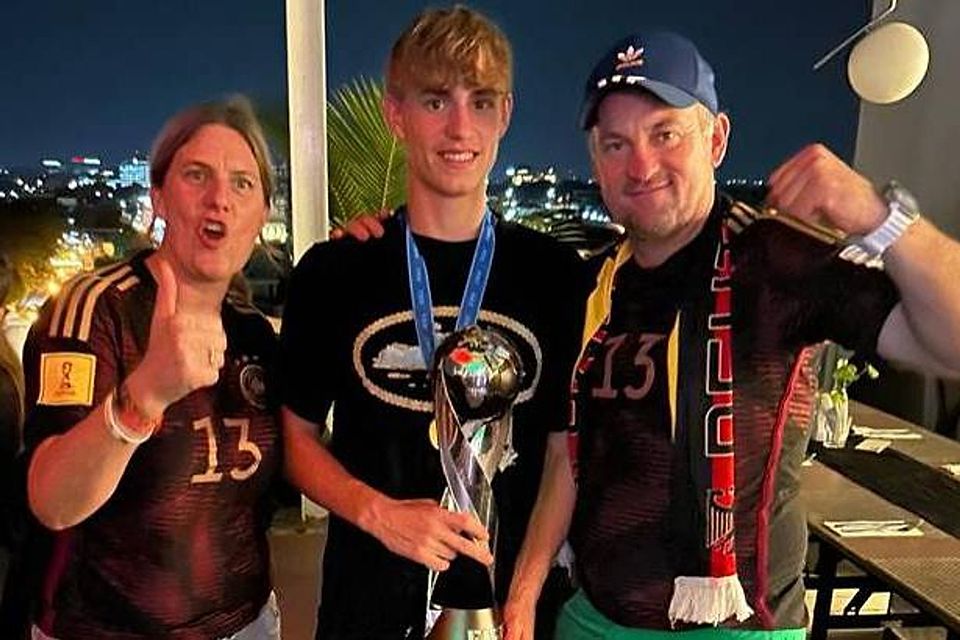 Glückliche Eltern: Im Mannschaftshotel in Surakarta feierten Kati und Marc Hennig mit ihrem Sohn Maxi den Weltmeistertitel.