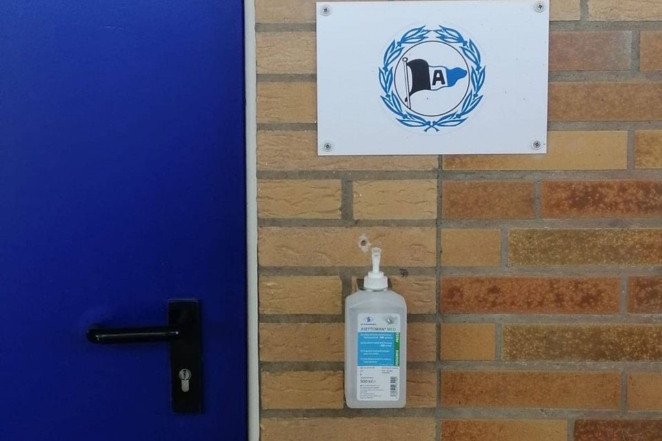 Schritt für Schritt: Desinfektionsmittel-Spender sind am Gebäude des Frauen-Stadions an der Postheide schon installiert.