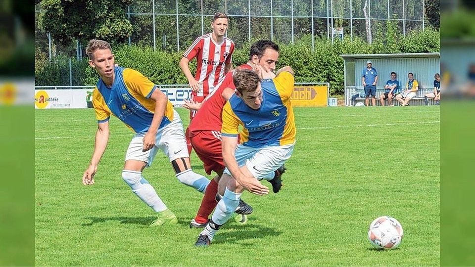 Im Vorjahresfinale schenkten sich der spätere Sieger SV Ringschnait (hinten Martin Kuhl) und der FV BIberach nichts: Hier kämpft Ringschnaits Joshua Steinmayer (rot-weißes Trikot) mit den Biberachern Ramon Diamant (vorn links) und Jonathan Hummler um Foto: Georg Kliebhan