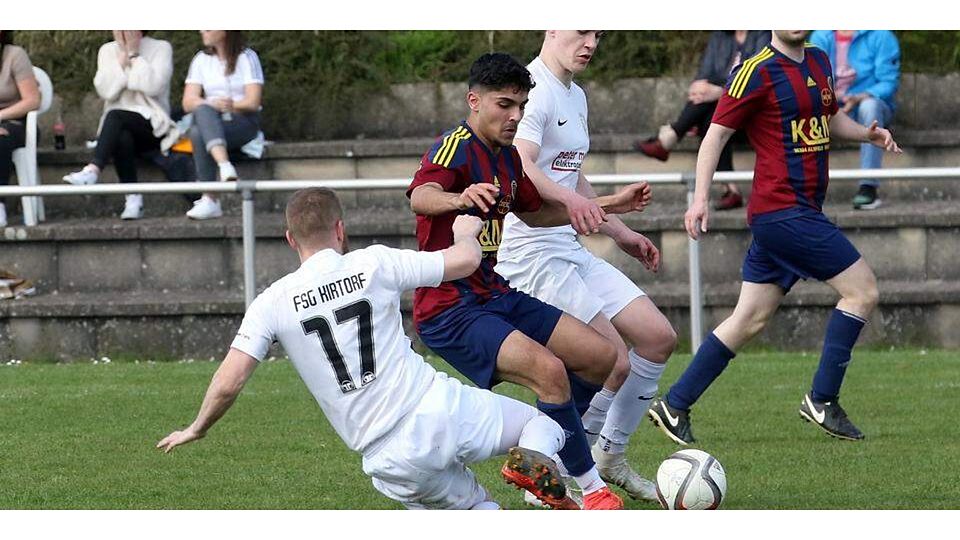  Kein Durchkommen gibt es für Tekin Yildirim (blau-rotes Trikot) von der FSG Alsfeld/Eifa beim Gastspiel des Tabellenletzten in Kirtorf. Viktor Schulz (17) und Phil Sommer klären. Foto: Luca Raab (© EXT) 