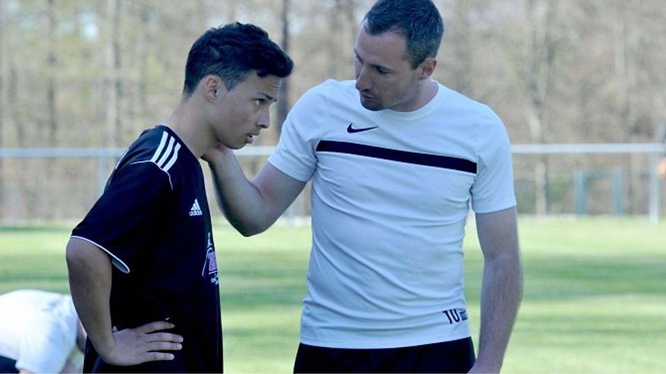 Tobias Enz (rechts): Dem Mönchberger Trainer stehen am Wochenende nur wenig Spieler zur Verfügung Foto (Archiv): Holom