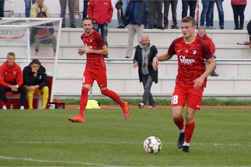 Ilshofens Mittelfeldspieler Daniel Schelhorn sucht nach der nächsten Anspielstation. Dahinter läuft Lukas Lienert mit. Der TSV Ilshofen erreicht gegen das Spitzenteam des 1. CfR Pforzheim ein 0:0.   