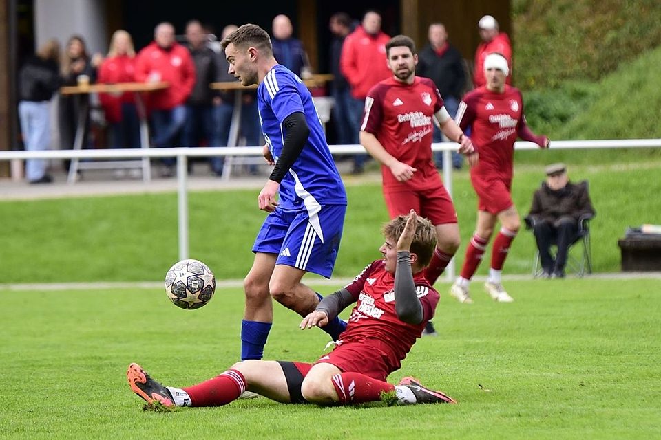 Die Wörther (in Rot) erkämpften sich einen Heimdreier gegen Oberhinkofen.