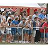 Dicht gedrängt stehen die Zuschauer und verfolgen die Halbfinals . Mit 660 Besuchern stellte Gosbach gestern eine neue Tagesbestmarke für GZ-Pokalspiele auf, die lange halten wird. Mehr Fotos gibt es unter www.swp.de/geislingen/gz-pokal_2015 Fotos: Schwabenpress
