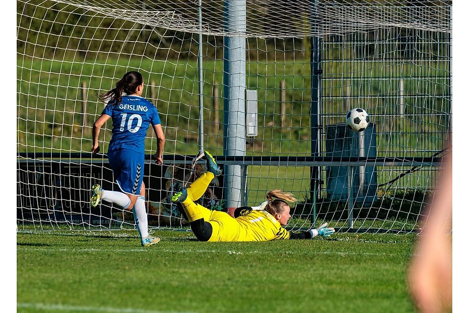 Die FCL-Führung: Gästekeeperin Laura Schreil ist geschlagen. Lina Biegel (nicht auf dem Bild) hatte sie überlupft. Julia John (l.) muss nicht mehr eingreifen.