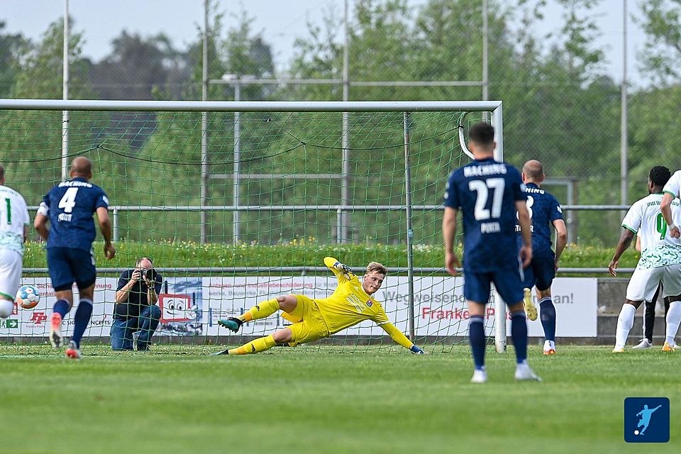 Afimico Pululu legte vom Punkt mit dem 1:0 für die SpVgg Greuther Fürth vor.