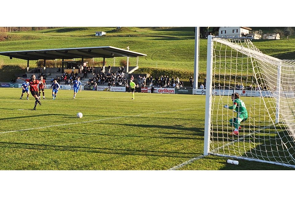 Flavio Peter erzielt per Strafstoss das 2:0 für die Ämtler. 