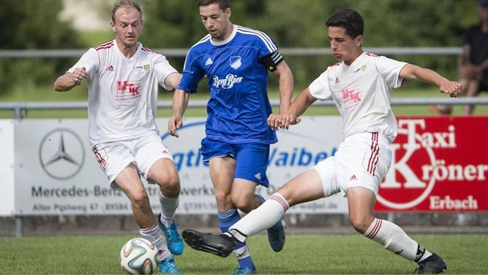 In der ersten Runde des Bezirkspokals treffen die SF Kirchen (weiß, hier beim Ehinger Stadtpokalturnier) und SG Öpfingen (blau) jeweils auf einen Kreisliga-A-Aufsteiger. Öpfingen empfängt Türkgücü Ehingen, Kirchen muss zum SV Dürmentingen. SZ-Foto: mas