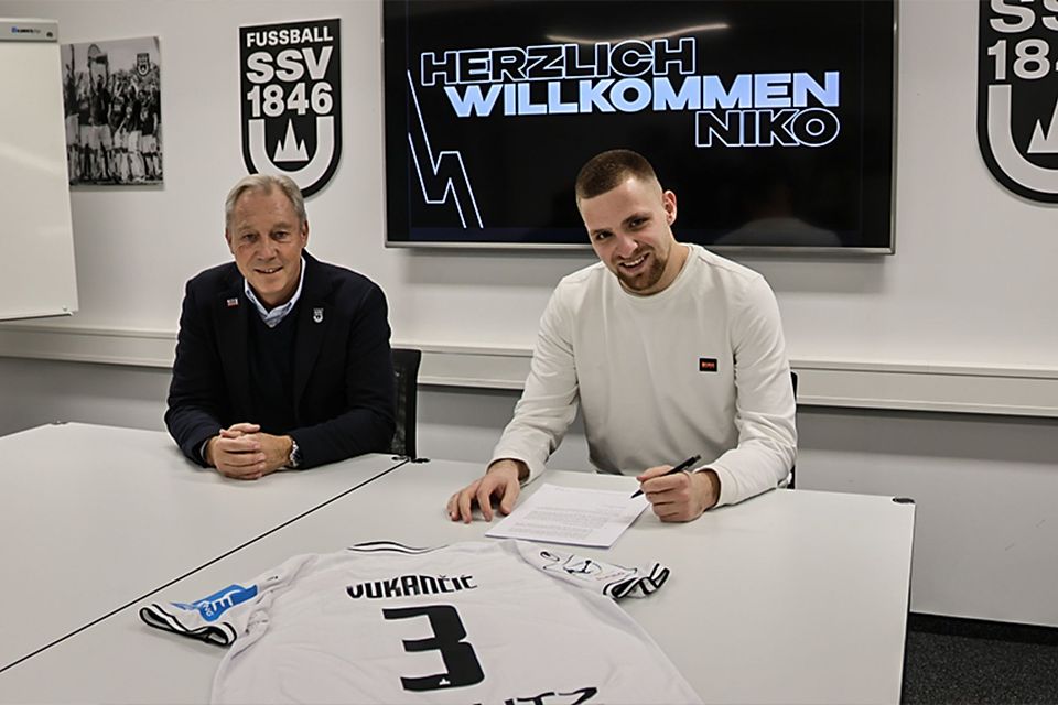 Geschäftsführer Stefan Schwarz (links im Bild) mit Niko Vukancic bei der Vertragsunterschrift 