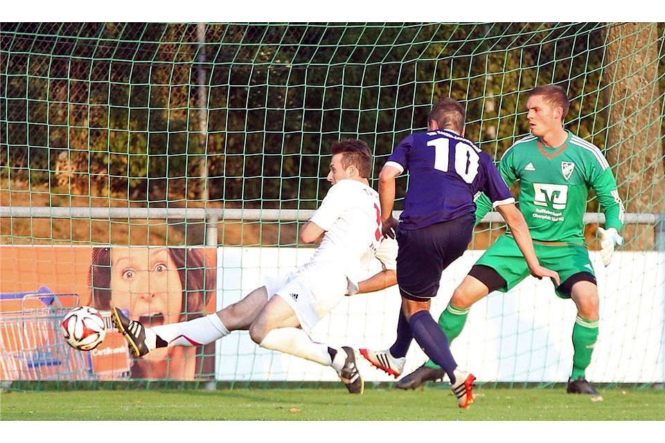 Das war die Entscheidung: Kareths Stürmer Tobias Bräu trifft zum 3:1 gegen Schierling.  Foto: Brüssel