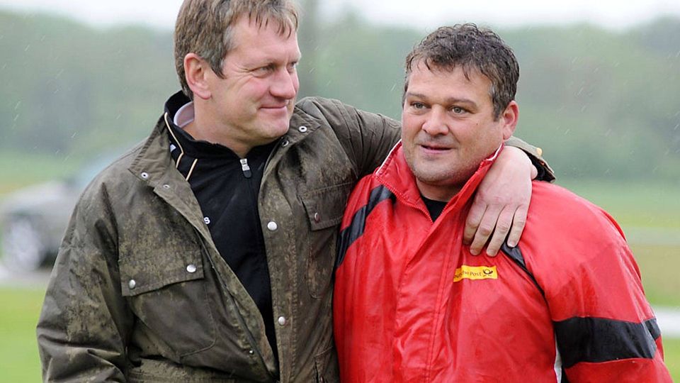 Ein Bild aus besseren Zeiten. Nach zweieinhalb erfolgreichen Jahren hat sich die SpVgg Altisheim von Trainer Harry Grimm (rechts) getrennt. Abteilungsleiter Harry Seuberth (links) bedauerte den Schritt. 	  F.: S. Izso