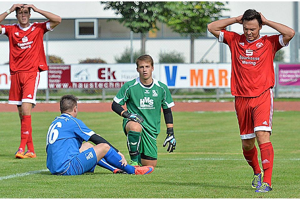 Durchaus ihre Chancen hatten die Akteure des SV Mering II im Derby gegen den Kissinger SC II. Aber KSC-Keeper Felix Seidel (Mitte) war ein sicherer Rückhalt.  Foto: Rudi Fischer