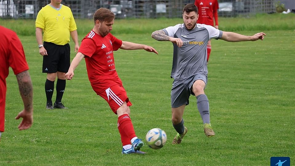 Hitziges Duell in Nußbaum: Hier kommt SG MMM II-Akteur Marcel Klein (am Ball) vor Jannik Grießhaber (graues Trikot) an das Spielgerät.