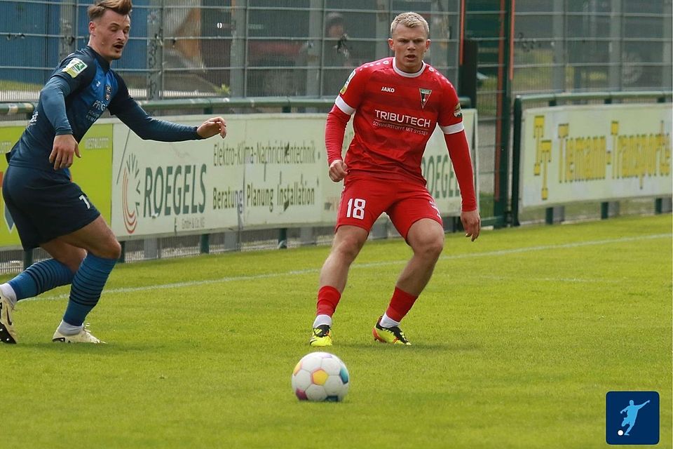 Leon Pesch (in rot) trägt zukünftig das Trikot vom FC Eintracht Norderstedt.