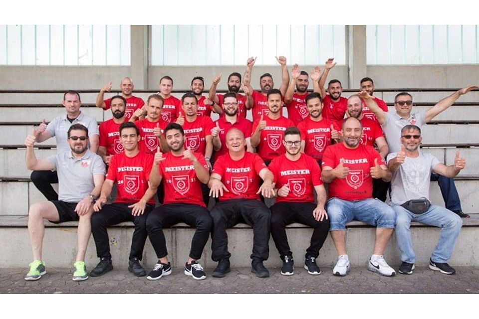 So sehen Sieger aus: Die Meistermannschaft von Türkspor Neu-Ulm II.  Oliver Schulz