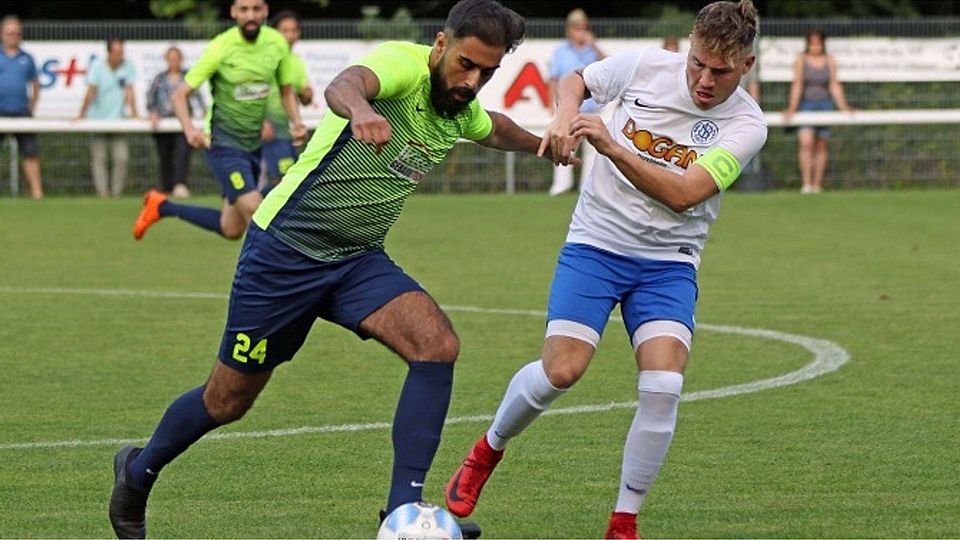 Am Ende des Finales fehlten den Weinsheimern um Emrah Gürkan (links) gegen Horchheim Kraft und jemand wie Robin Rauscher (rechts), der mit zwei Toren Matchwinner war. 	Foto: photoagenten/Christine Dirigo