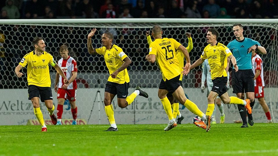 Charlison Benschop dreht nach seinem Tor in der Nachspielzeit jubelnd ab.