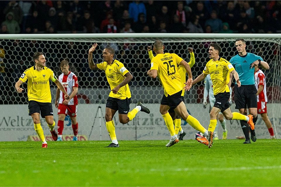 Charlison Benschop dreht nach seinem Tor in der Nachspielzeit jubelnd ab.