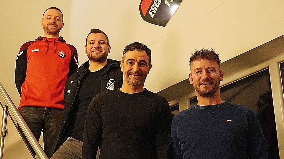 SCE-Vorstand Michael Brüchner (links) und Spartenleiter Felix Dilling (rechts daneben) präsentieren mit den Rückkehrern Benjamin Scheidler (rechts) und Ersin Tiryaki (links daneben) das Spielertrainerduo für die kommende Spielzeit.