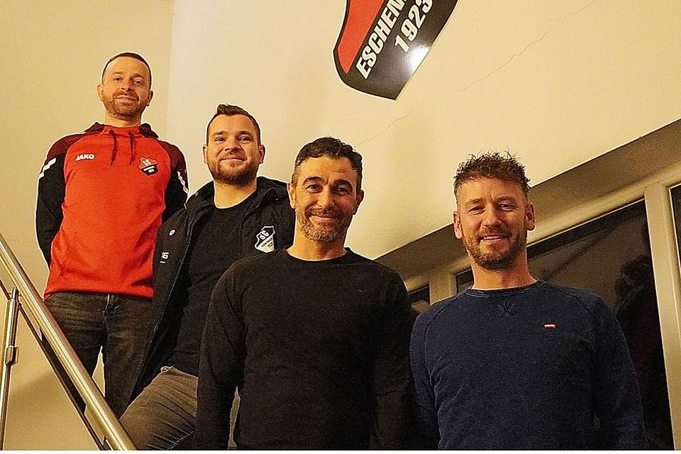 SCE-Vorstand Michael Brüchner (links) und Spartenleiter Felix Dilling (rechts daneben) präsentieren mit den Rückkehrern Benjamin Scheidler (rechts) und Ersin Tiryaki (links daneben) das Spielertrainerduo für die kommende Spielzeit.