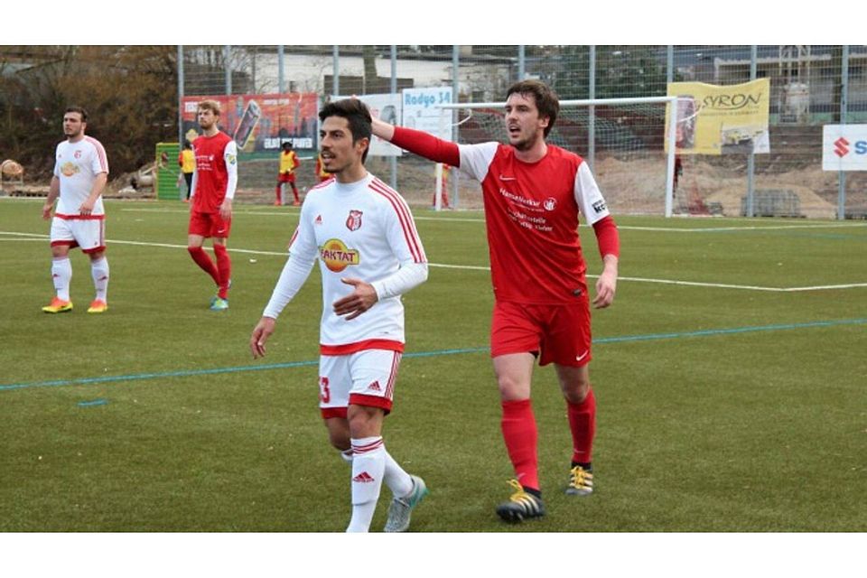 Türkspor (weiß) musste sich bei Turanspor mit einem Remis begnügen, während Hemsbach/Sulzbach den MFC Phönix deklassiert hat. F: Adnan Kahraman