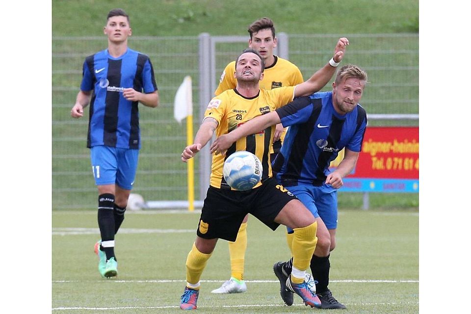 Pietro Maglio (gelbes Trikot) erzielte das 1:0 für den FC Heiningen in Backnang.