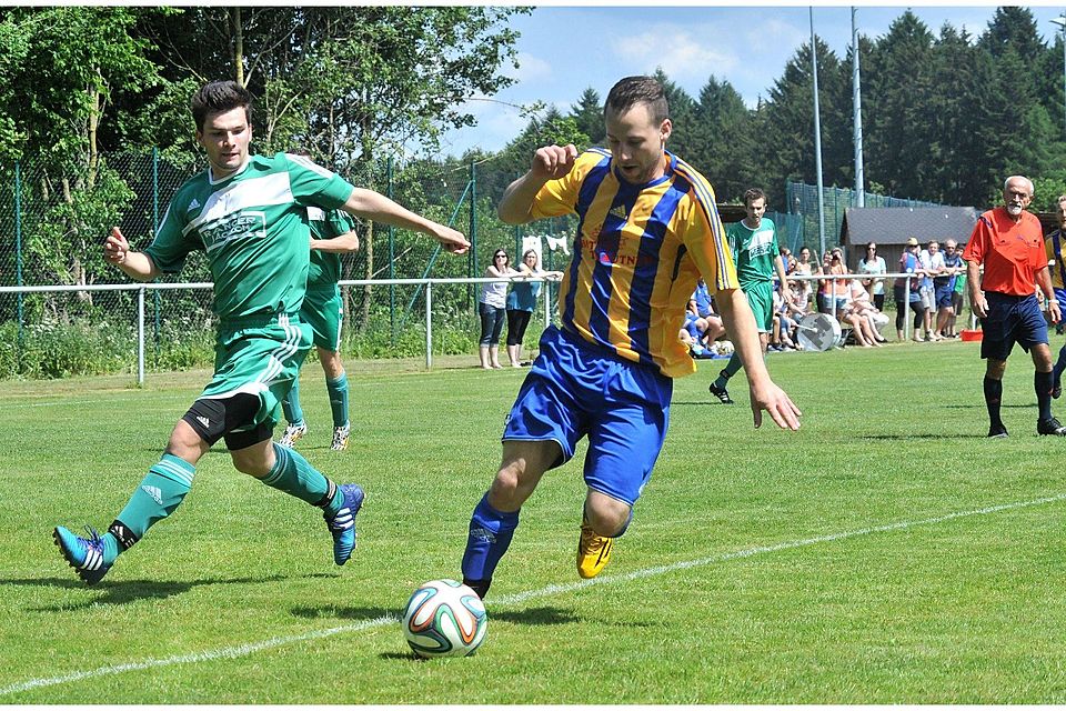 Der FC Thuisbrunn (gelb-blaue Trikots) setzte sich gegen Pot­tenstein II (in grün) durch sichert sich die Vizemeisterschaft. F: Berny Meyer