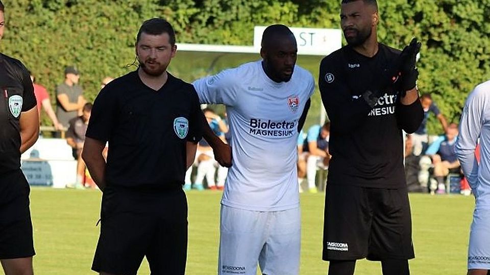 Leonel Kadiata (weiß Bildmitte) und Robin Udegbe (rechts daneben) gehören zu den Stützen des KFC Uerdingen.