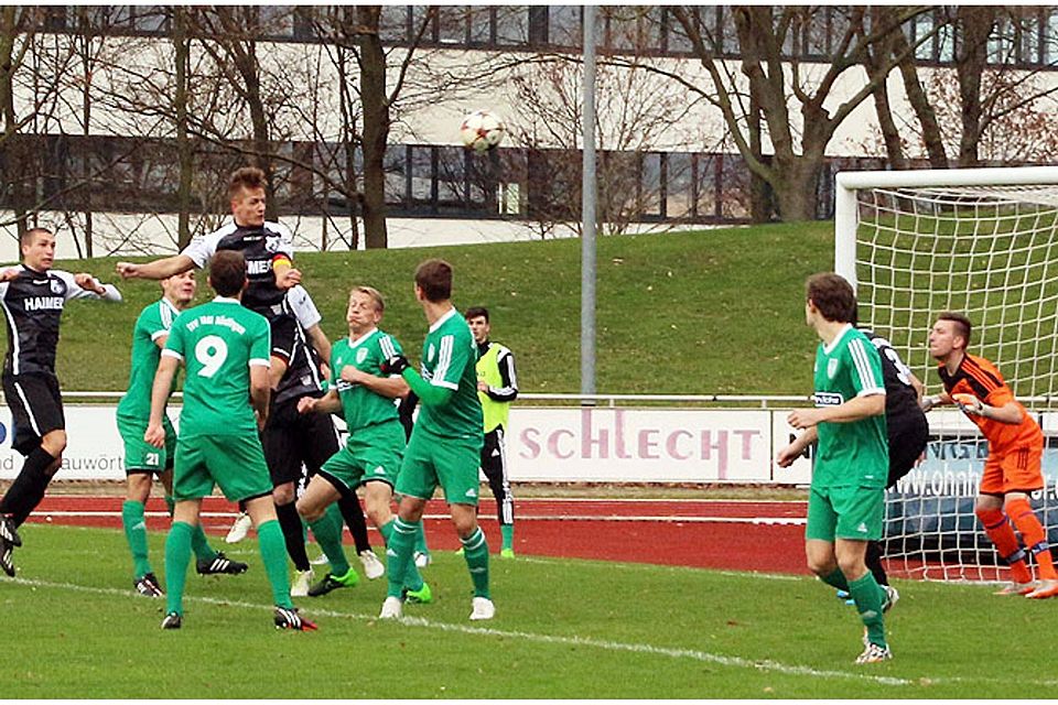 Kapitän Patrick Modes beendet mit seinem Kopfball zum 1:1 die Serie des TSV Nördlingen. Die Aindlinger holten sich dadurch einen verdienten Punkt im Ries. 	F.: Dieter Mack
