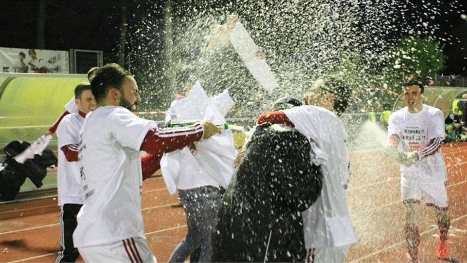 Da hat jeder amateurfußballer bock drauf: Die feucht-fröhlichen Bierduschen gehören beim Pokalgewinn fest zum Feierprogramm. F: Katit