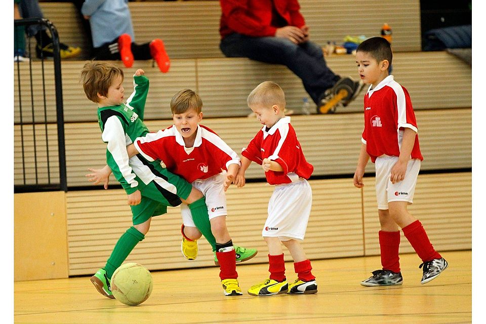 Gerangel um den Ball bei der Jugend-Turnier-Serie des TSV Ebermannstadt. F: Günter Distler