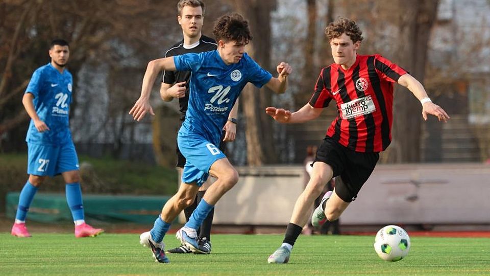 Ein Lauf-Duell Dennis Lampl vom VfL Frei-Weinheim und Jano Schössler von 1817 Mainz (rechts).	Foto: Pia Pfeifer