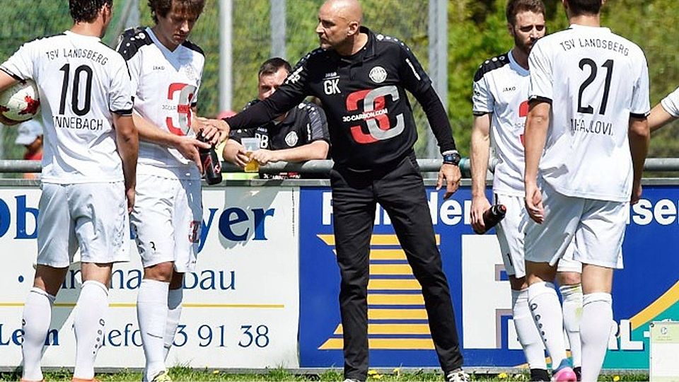 Trotz des 3:2-Erfolgs bei Schwaben Augsburg bleibt der TSV Landsberg auf einem Abstiegsplatz, hat aber am letzten Spieltag die Chance, die Relegation zu erreichen. Derweil äußerte sich Trainer Guido Kandziora (Mitte) zu seiner Zukunft.	  F.: Thorsten Jordan