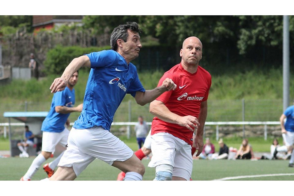 Ayhan Ari (links, Inter Erbach II) im Sprintduell mit Michael Becker (TSV Bullau). Die Bullauer setzen sich in der C-Liga auswärts mit 6:1 durch.	Foto: Herbert Krämer