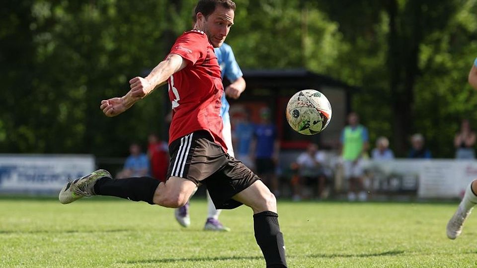 Schusshaltung: Der TSV Höchst (hier Kevin Seiler) trifft in der Fußball-Gruppenliga auf die TSV Auerbach.