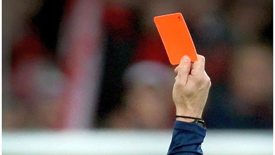 Im Fußball-A-Liga-Spiel des VfR Fehlheim II gegen den TSV Hambach (2:1) sahen die Torhüter beider Mannschaften nach Foulspiel die Rote Karte. (Symbolbild)	Foto: dpa