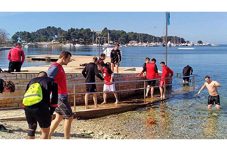 Bei frühlingshaften Temperaturen wagten sich einige Spieler des SC Altenmünster im Trainingslager in Kroatien ins kühle Nass. In der Bezirksliga Nord will der Aufsteiger aber nicht mehr baden gehen und so schnell wie möglich den Klassenerhalt sicherstellen.  Foto: SC Altenmünster