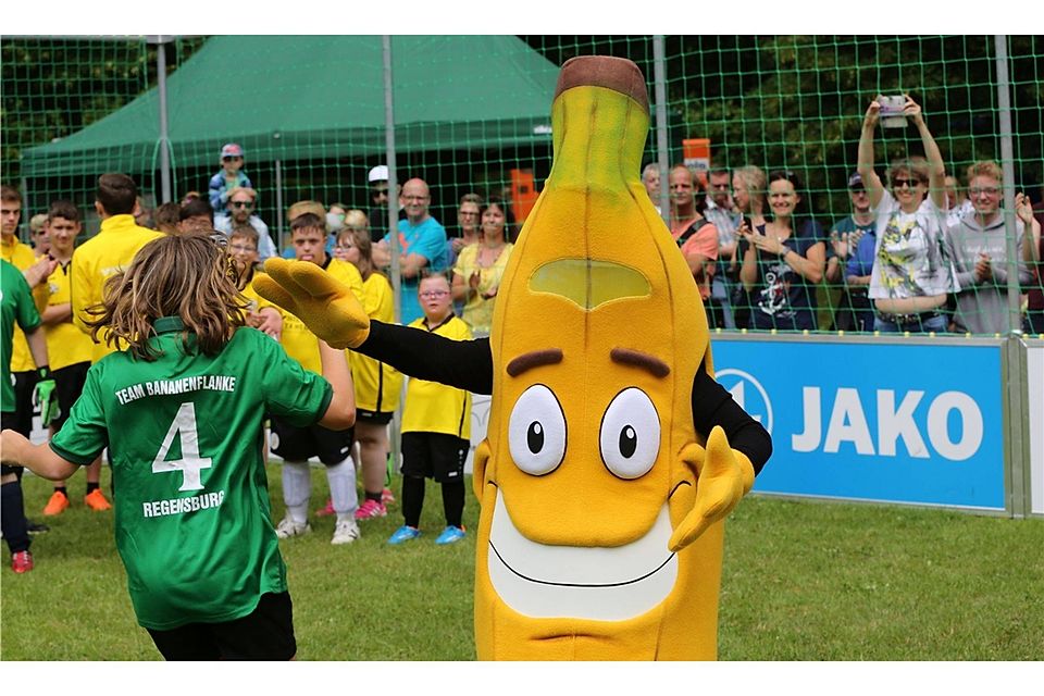 Auch Julia von den Greens hat viel Freude mit Manni Ballnane, dem Maskottchen der Bananenflankenliga (BFL).  Fotos: Brüssel (2)
