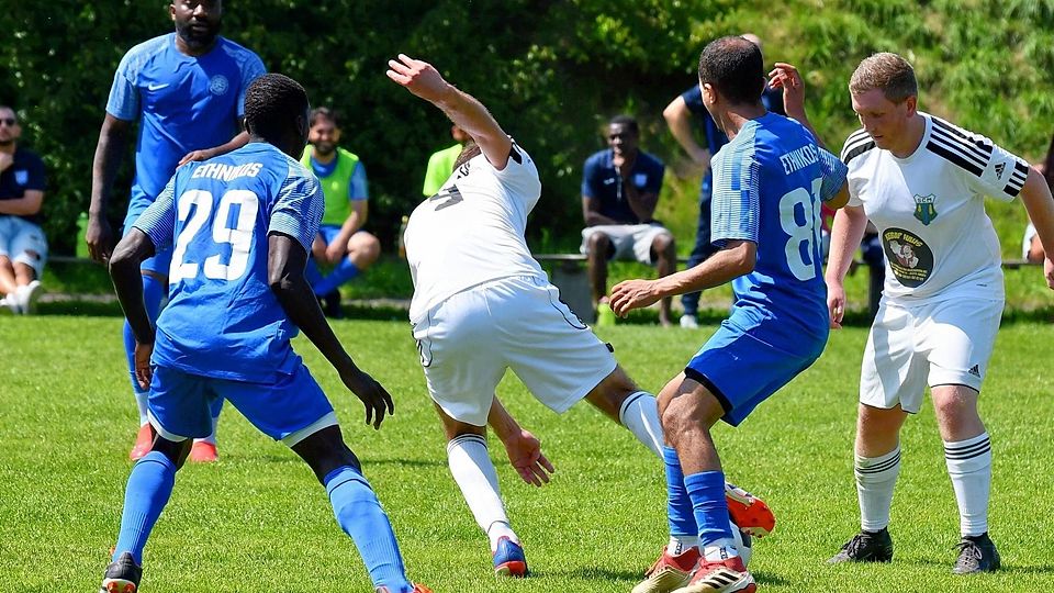 Ethnikos Puchheim (in Blau) im Spiel gegen den SC Maisach II (weiße Trikots).