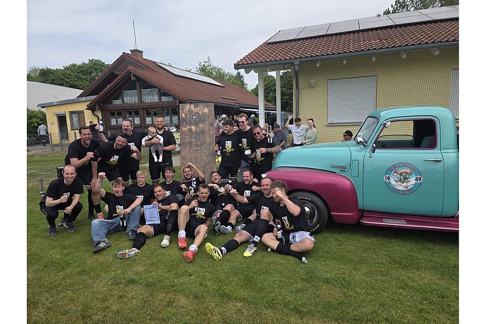 Meister und Aufsteiger: die DJK Würmtal um Trainer Benny Gollong (hinten r.) und Routinier Andi Götz (vorne 2.v.r.).
