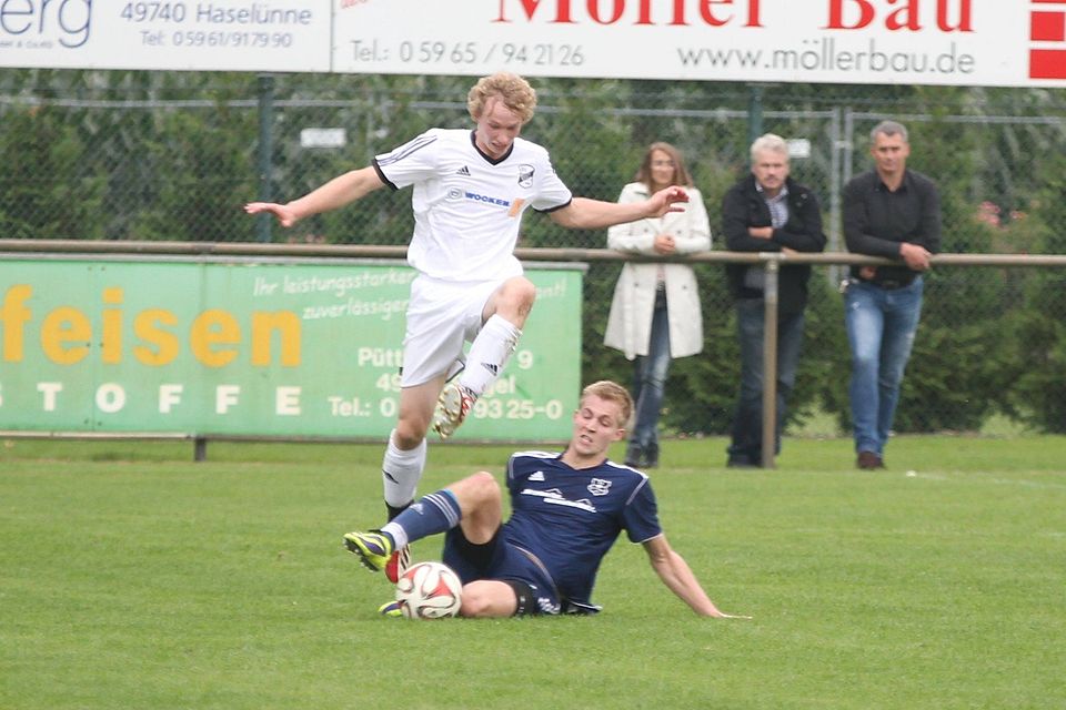 Hürde genommen: Eintracht Berßen und Jan Tiemann (in Weiß) siegten gegen SV Groß Hesepe. Foto: Torsten Albrecht