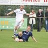 Hürde genommen: Eintracht Berßen und Jan Tiemann (in Weiß) siegten gegen SV Groß Hesepe. Foto: Torsten Albrecht