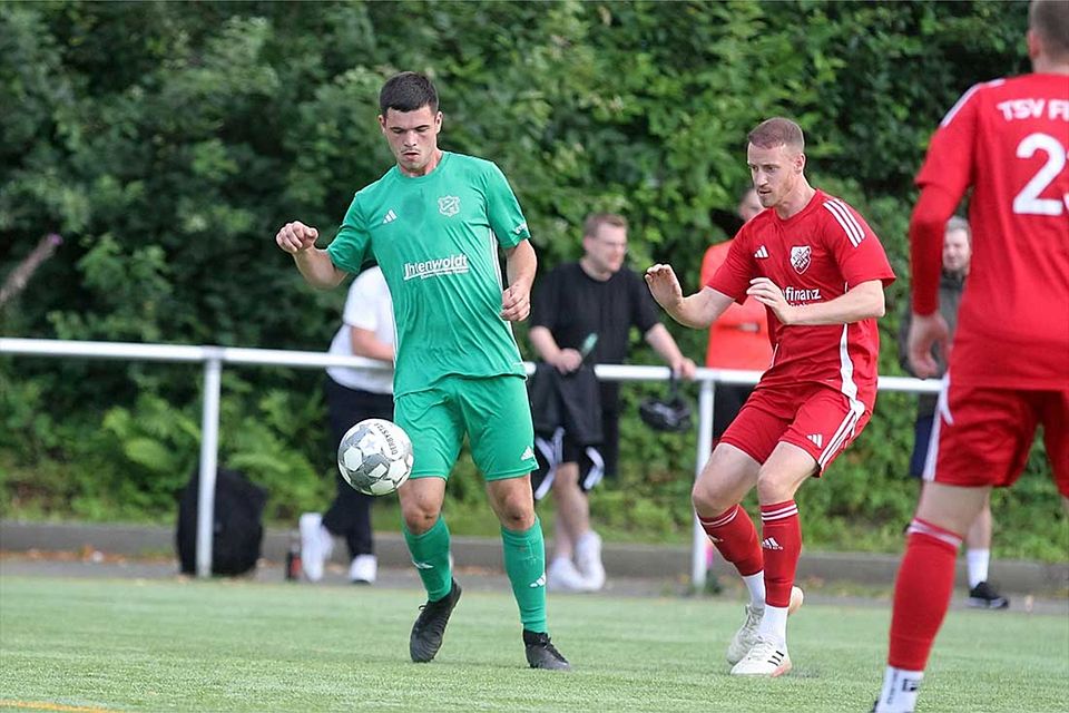 Lennart Petersen (li., TSV Gremersdorf) trifft zum zwischenzeitlichen 1-1.