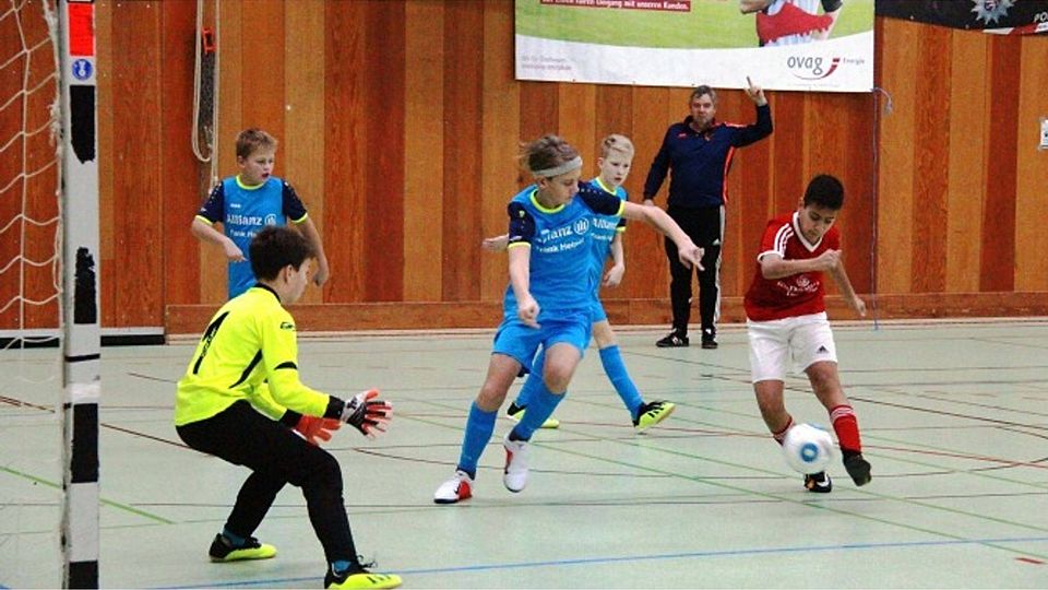 Im Rahmen des Hallenfußballturniers des BSC Eudorf trafen die D-Jugendteams der JSG Schrecksbach/Röllshausen (blaue Trikots) und der JSG Schlitzerland aufeinander. 	Foto: Ochs