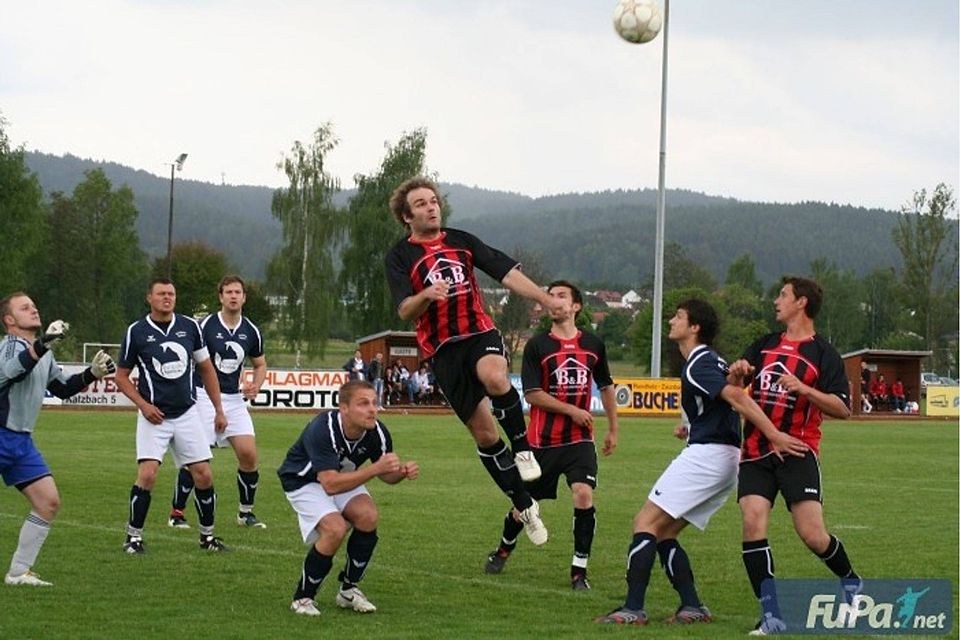 Die Rötzer (rot-schwarz) könnten an diesem Wochenende zum Spielverderber avancieren Foto: Sebastian Fleischmann