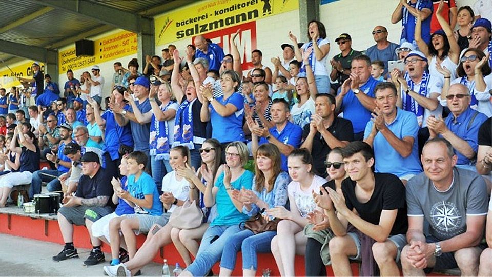 In Blau und Weiß sind die Fans des SV Villenbach unterwegs. Wenn es nach ihnen geht, wird im Mai die B-Klassen-Meisterschaft gefeiert.	F.: Karl Aumiller