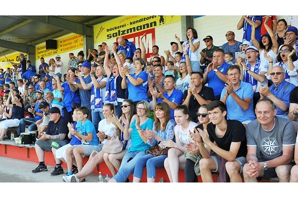 In Blau und Weiß sind die Fans des SV Villenbach unterwegs. Wenn es nach ihnen geht, wird im Mai die B-Klassen-Meisterschaft gefeiert.	F.: Karl Aumiller