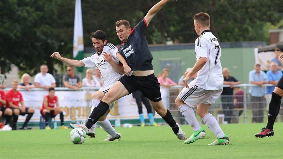 Euskirchens Stürmer Sascha Engel (M.) war im Halbfinale in Torlaune. Dem Angreifer gelangen vier Treffer. Foto: Brackhagen